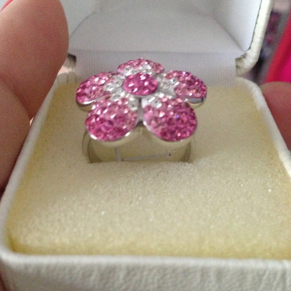 Flower ring - Picture 1 of 3
