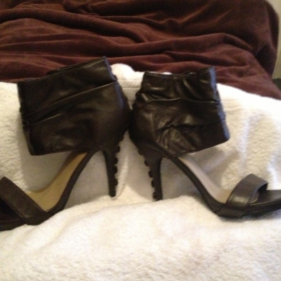 Shoes - Picture 2 of 4