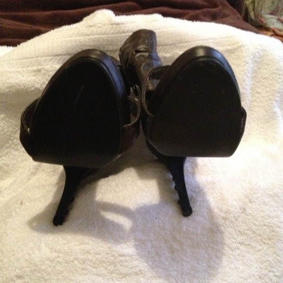 Shoes - Picture 3 of 4