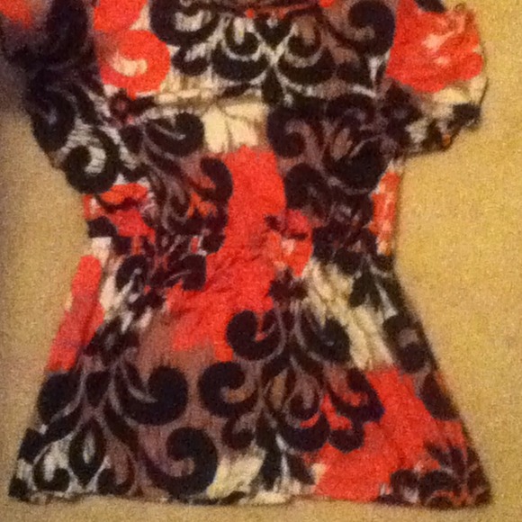 Multi-colored shirt with elastic waist. - Picture 1 of 3