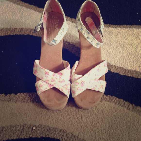 Toms! Floral wedges sz 7 1/2 like new!:)