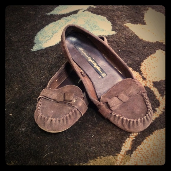 AE brown moccasin flats with bows!