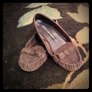 AE brown moccasin flats with bows!