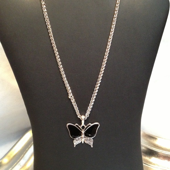 ⚠⚠SALE NWT Beautiful Adjustable Butterfly Necklace - Picture 2 of 3