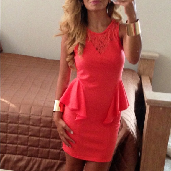 ❌SOLD ❌🎉Host pick 🎉Gorgeous coral peplum dress