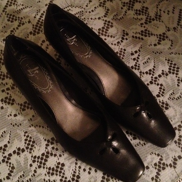 Black pumps.