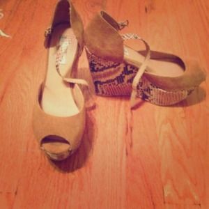 PRICE LOWERED!!!Snake skin Steve Madden wedges!!!