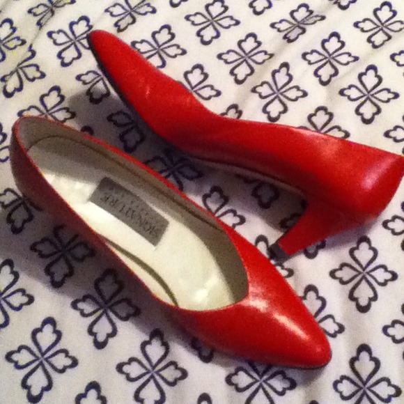 🚫SOLD🚫Classy Red Pumps