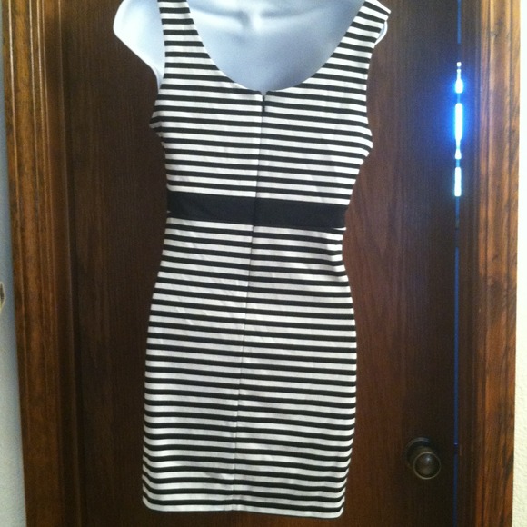 🎈Sold in a bundleBlack & white striped mini dress - Picture 3 of 4