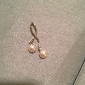 Sterling silver pearl pendant. No chain.