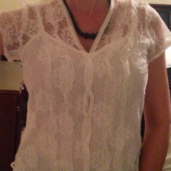 🌀🌀White lace Shirt~~Price Reduced✨ - Picture 3 of 3