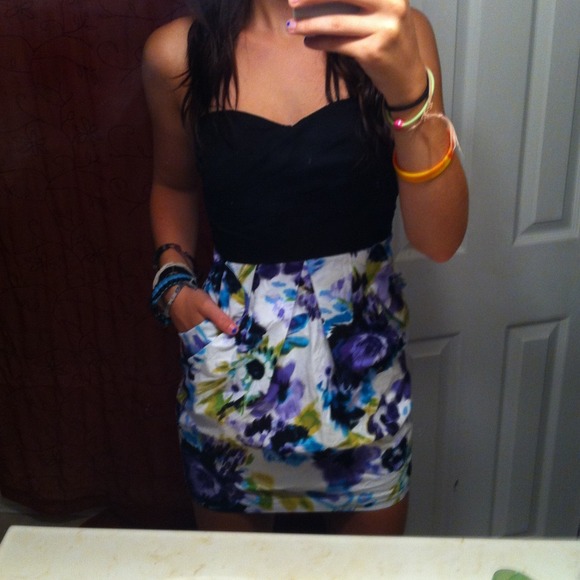 Black and floral dress with pockets - Picture 2 of 3