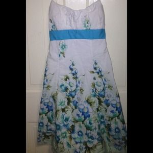 Pretty floral dress!