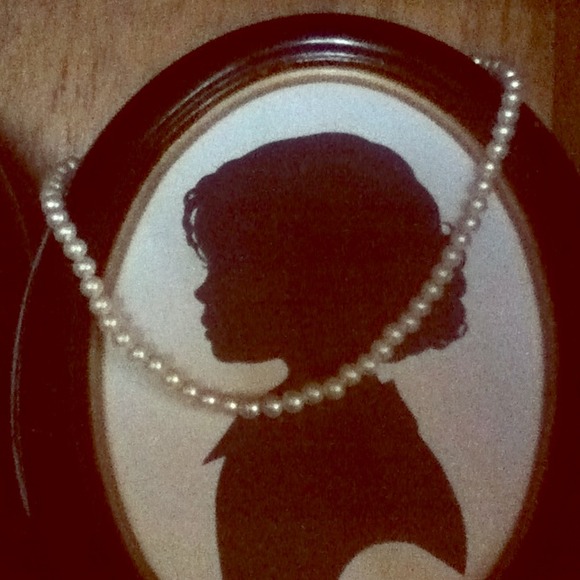 Romantic Vintage pearl necklace (not real pearls)