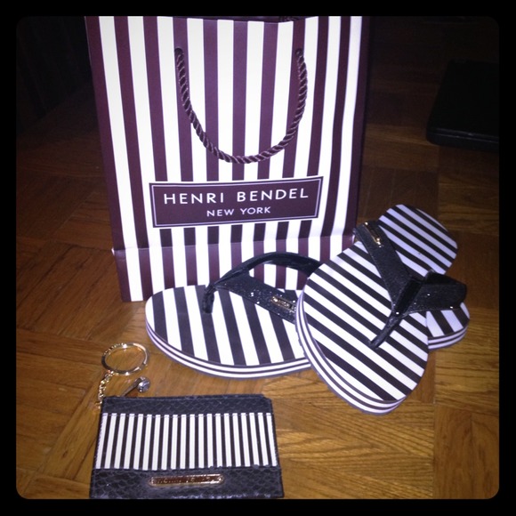 Henri Bendel flip flops size 8 and change purse