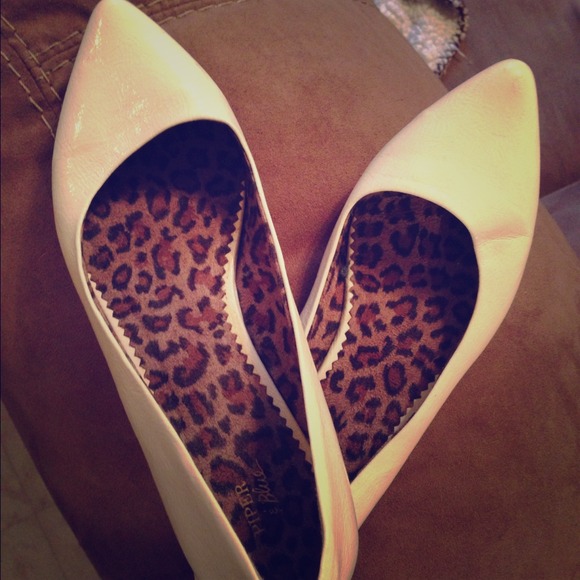 White flats with pointed toe