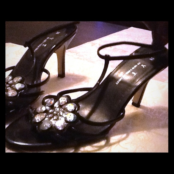 Straps around the ankle sexy black heels