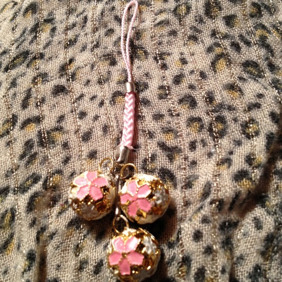 Cute accessorie for your cellphone, keychain etc!