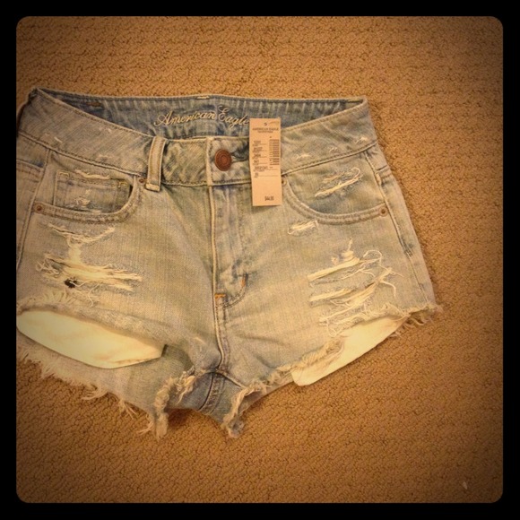 TRADED AE High Waisted Light Wash Shorts. 00. NWT.