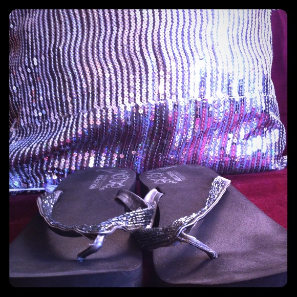 Offers 👍👡🎀💕Kenneth Cole bling flip flops