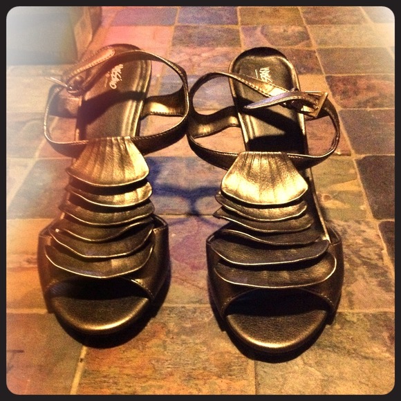 Very cute silver heels - Picture 1 of 4