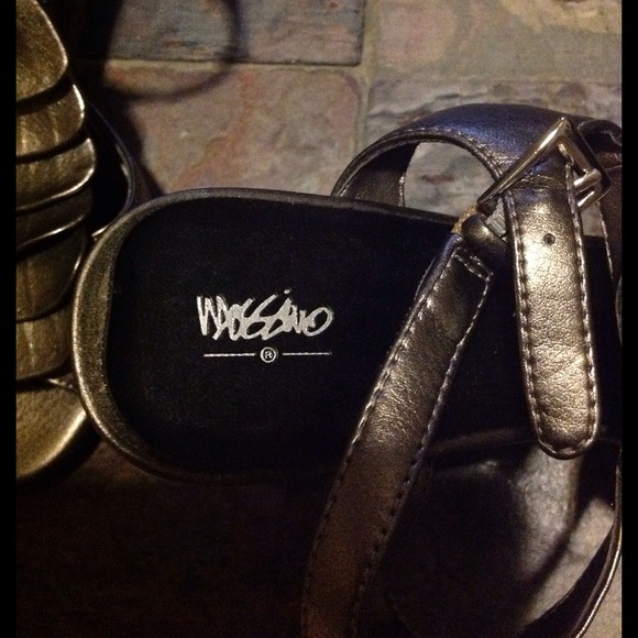 Very cute silver heels - Picture 2 of 4