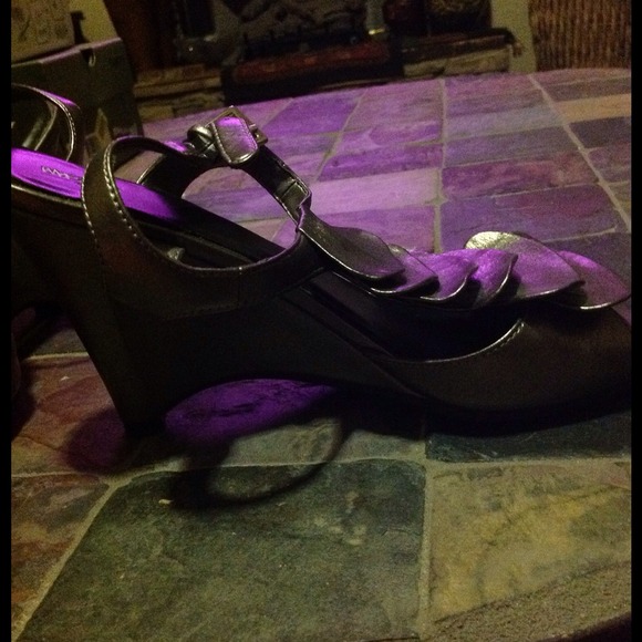 Very cute silver heels - Picture 3 of 4