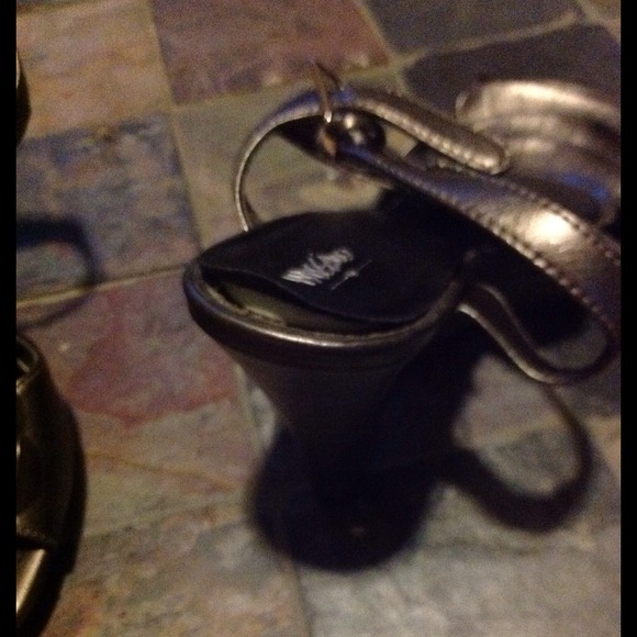 Very cute silver heels - Picture 4 of 4