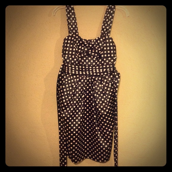 Chic Polkadot Dress w/ Pockets!