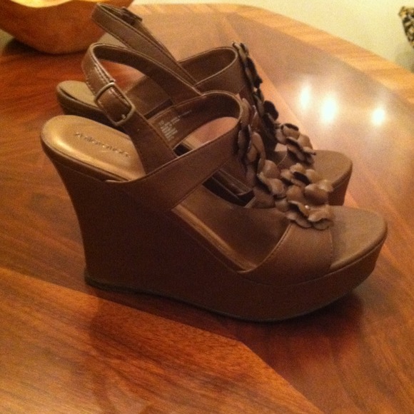 Platform Sandals - Picture 3 of 4