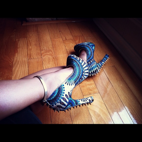 Spiked Blue Peacock Print Heels - Picture 2 of 4