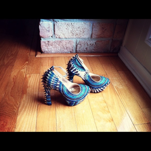 Spiked Blue Peacock Print Heels - Picture 3 of 4
