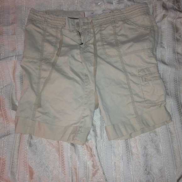 Kaki Hollister Bermuda shorts!🌺