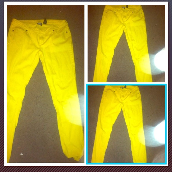 Yellow pants !