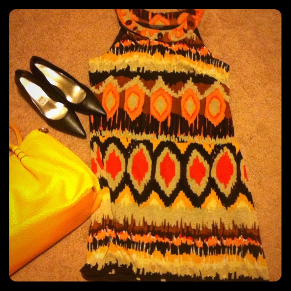 A beautiful dress in a bright print!! A must-have!
