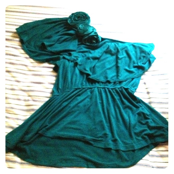 Off-the-shoulder chic top in jade