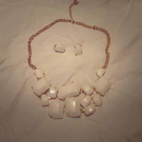 White & purple faux stone gold necklace & earrings
