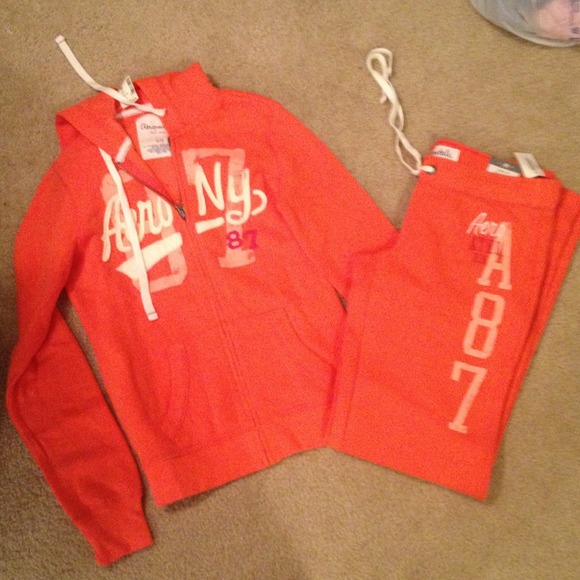 Aero zip up hoodie and sweat pants