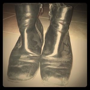 Low cut , mid-heeled booties