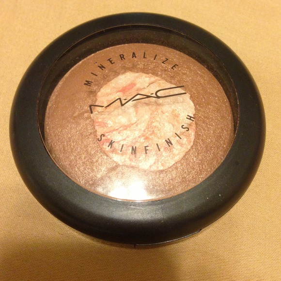 Sold!Limited edition Mac Mineral Skinfinish
