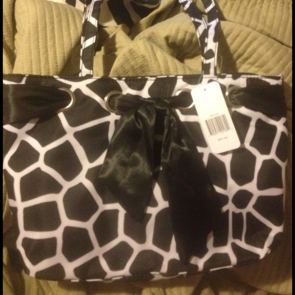 Hold mailaYoung Black and white purse