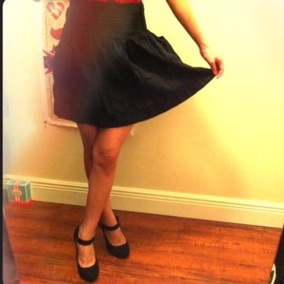 High or Low Waisted Black Skirt - Picture 3 of 3