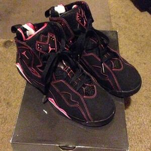Girls Jordan true flight size, pink& black jordans