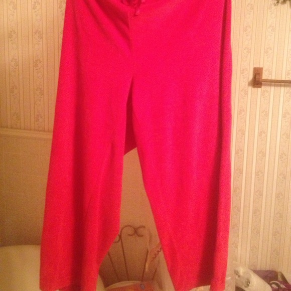 Hold canueven14 Red pants, green & orange shorts