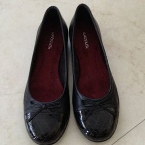 Aerosoles - black flats size 8