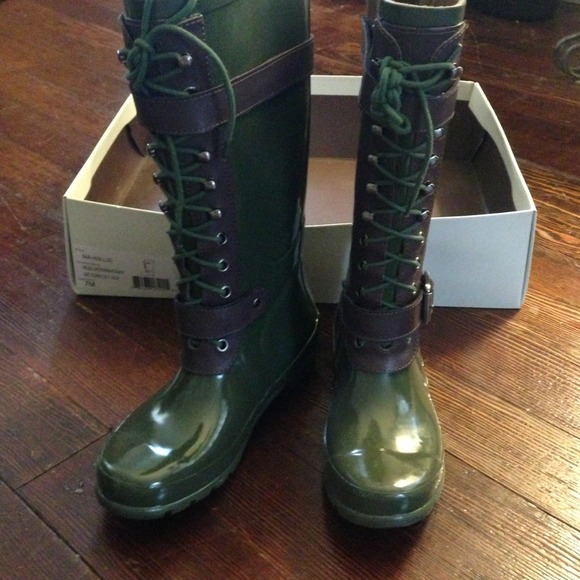New BCBG Maxazria rain boots size 7!