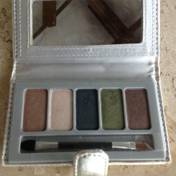 Elizabeth Arden eyeshadow set - Picture 1 of 2