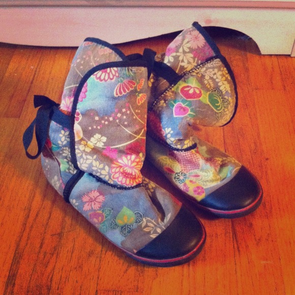 Floral pattern ankle boots