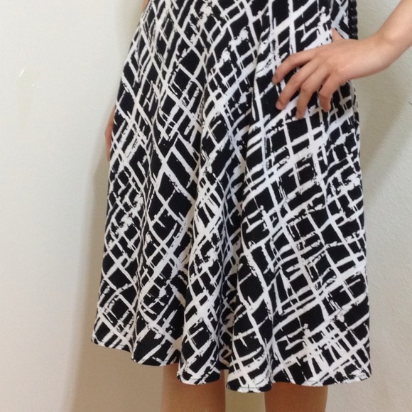 Black & white pattern dress. Size 2 - Picture 3 of 4