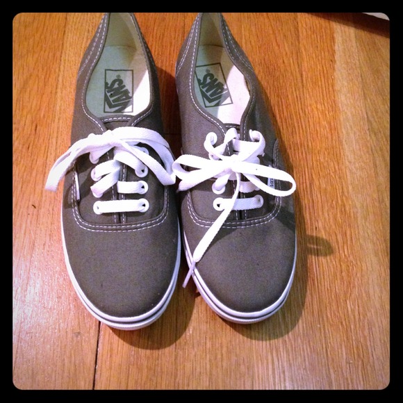 BRAND NEW Vans - Authentic Lo Pro